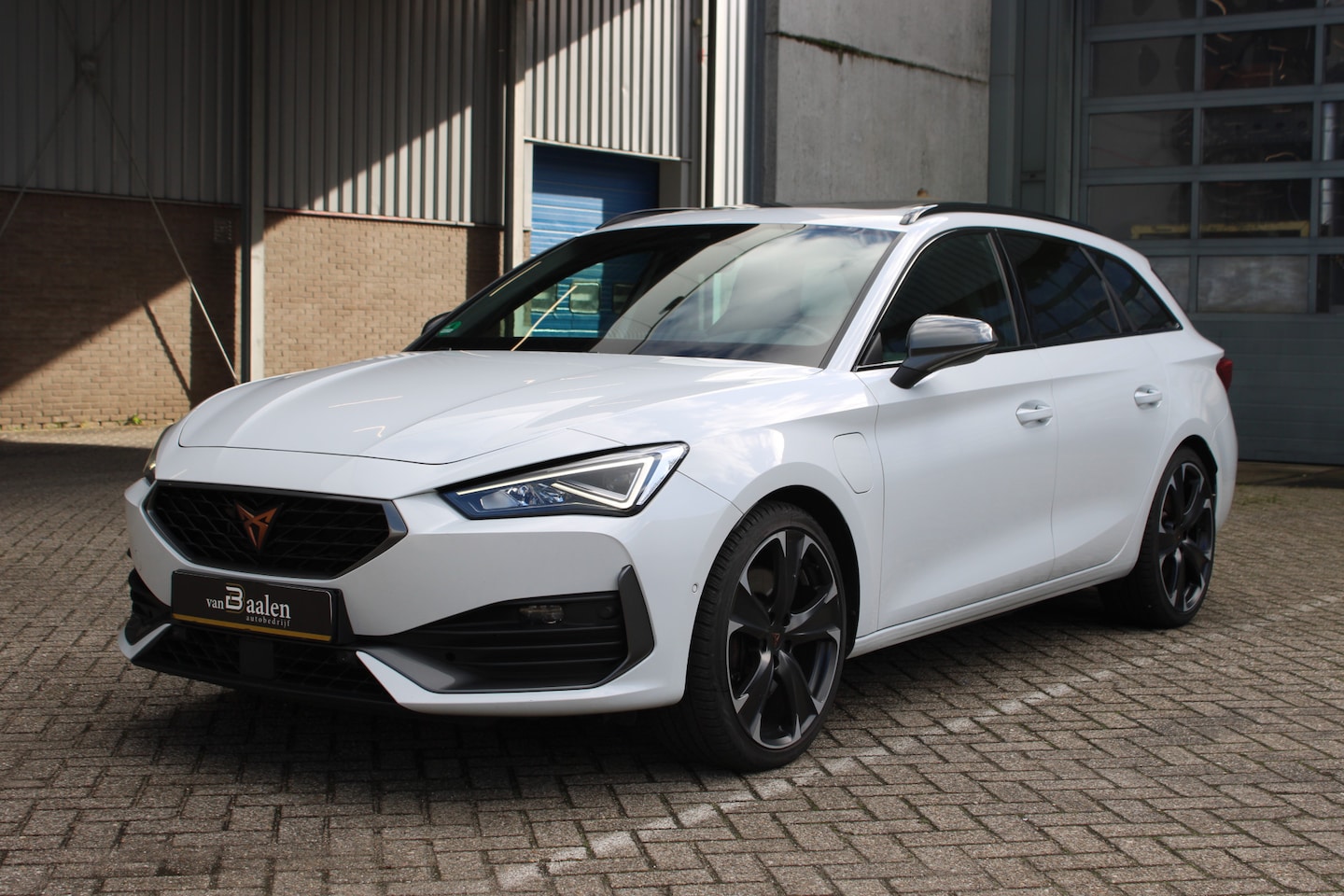 CUPRA Leon Sportstourer - 1.4 e-Hybrid VZ Performance 180Kw SOh PANO FULL LED NAVI VIRTUAL 142000KM!!! - AutoWereld.nl