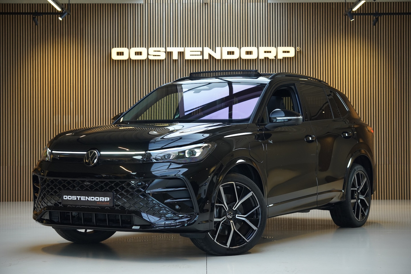 Volkswagen Tiguan - 1.5eHybrid/272pk R-Line Blackstyle|2025|Panoramadak|Head-up|Navi Pro|PDC+Assist+360Camera| - AutoWereld.nl
