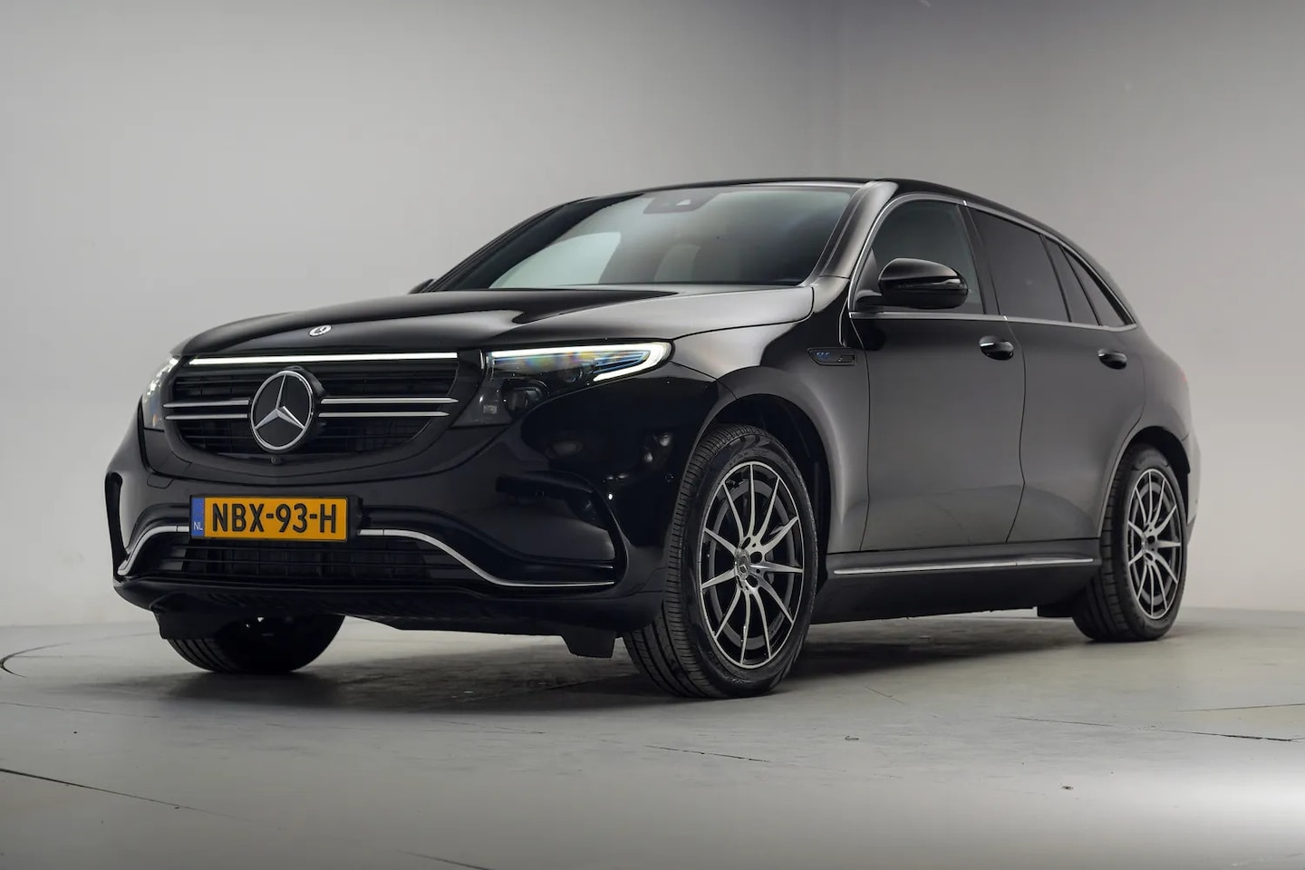 Mercedes-Benz EQC - 400 4MATIC AMG Business Solution 80 kWh [ Leder Stoelverwarming Sfeerlicht ] - AutoWereld.nl