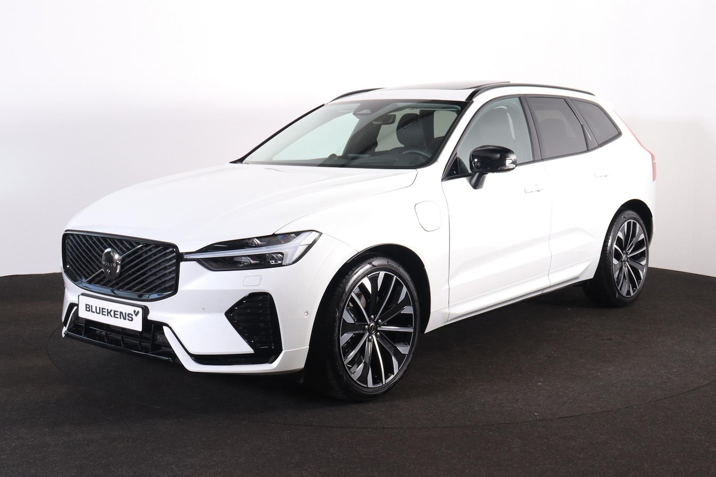 Volvo XC60 - T6 Recharge AWD Plus Dark - Luchtvering - Panorama/schuifdak - IntelliSafe Assist & Surrou - AutoWereld.nl
