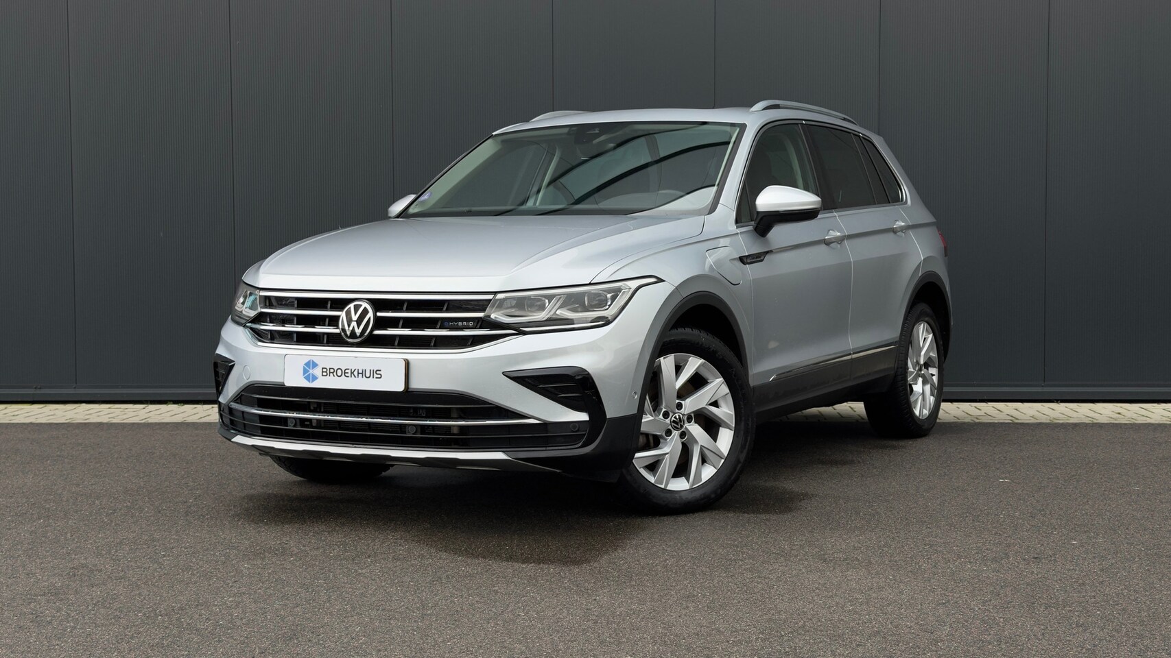Volkswagen Tiguan - 245pk 1.4 TSI eHybrid Elegance | SOH: 86,93% | Trekhaak | Panoramadak | Achteruitrijcamera - AutoWereld.nl