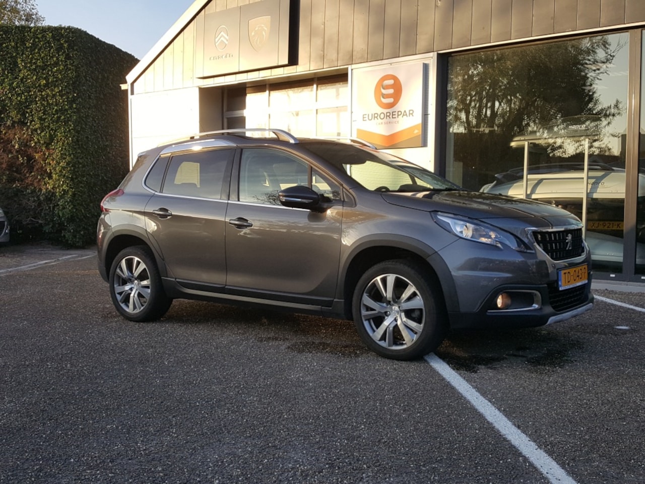 Peugeot 2008 - 1.2 PureTech 110pk Allure TREKHAAK | Apple Carplay & Android Auto | Navigatie TomTom | Ach - AutoWereld.nl