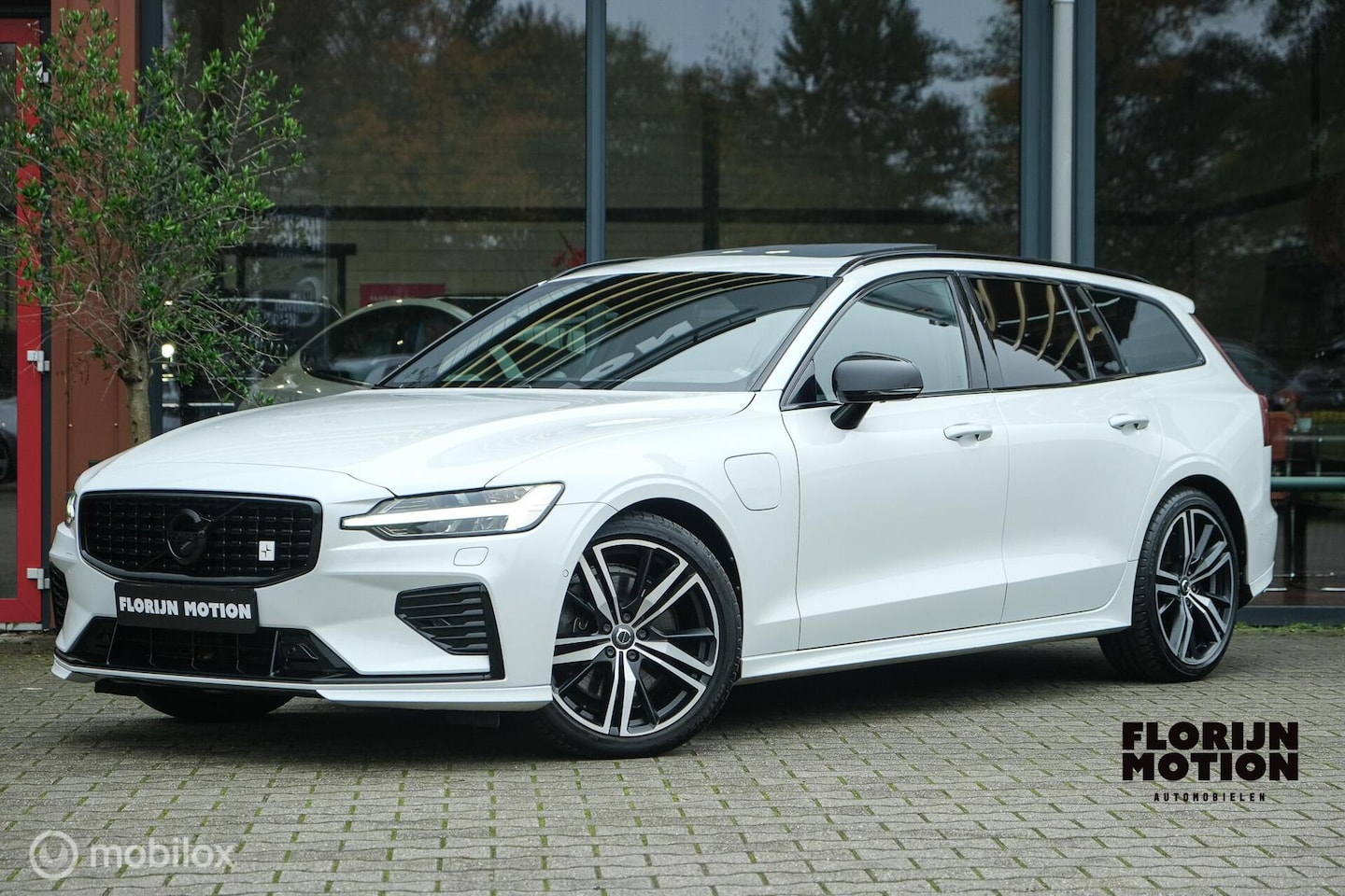 Volvo V60 - 2.0 T8 Twin Engine AWD R-Design Polestar Tuned |Pano | Bowers & Wilkens | Massage | HUD | - AutoWereld.nl