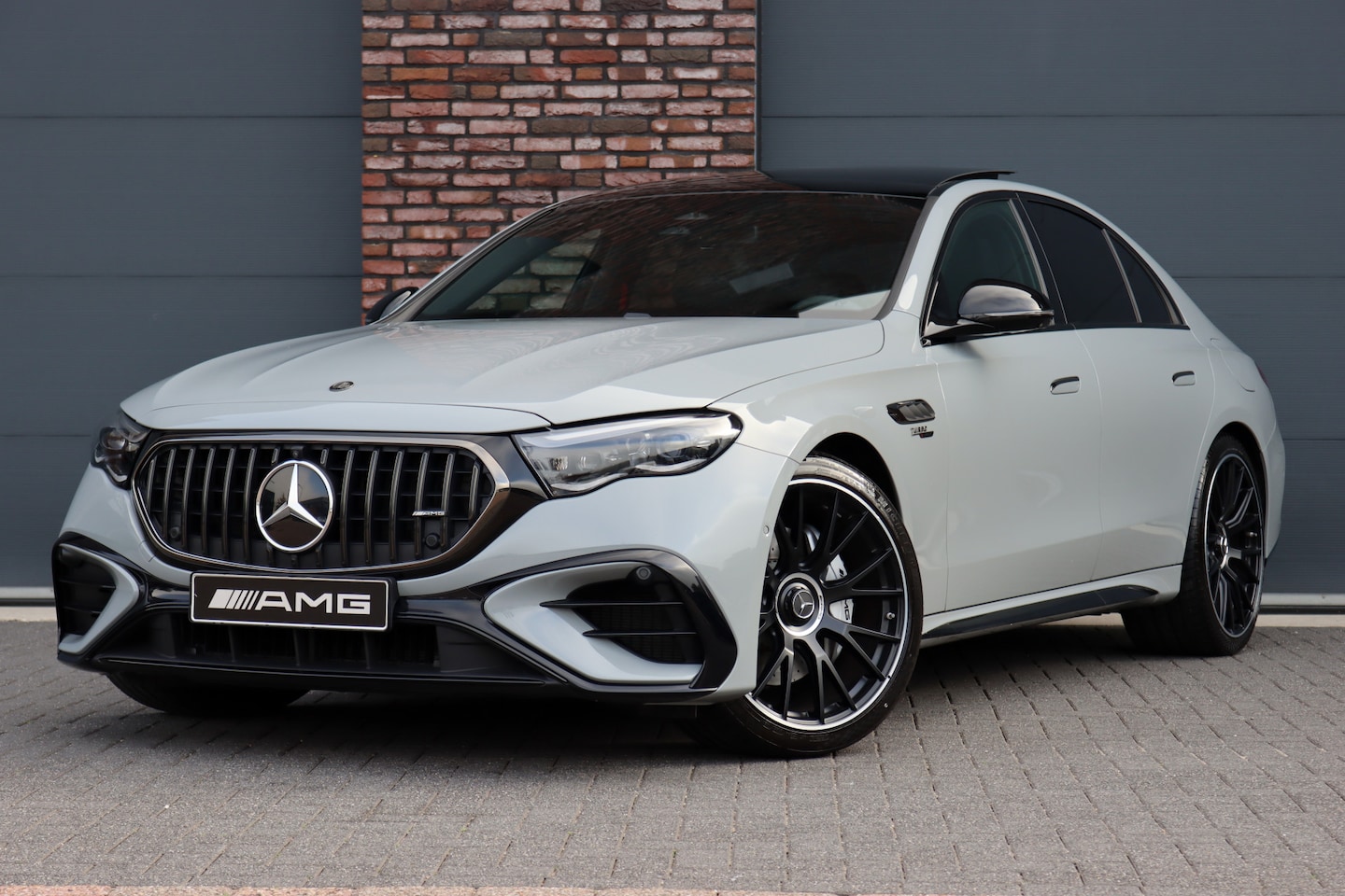 Mercedes-Benz E-klasse - AMG 53 4MATIC+ | Hyperscreen | Achterasbesturing | Trekhaak | Distronic | Burmester 4D | H - AutoWereld.nl