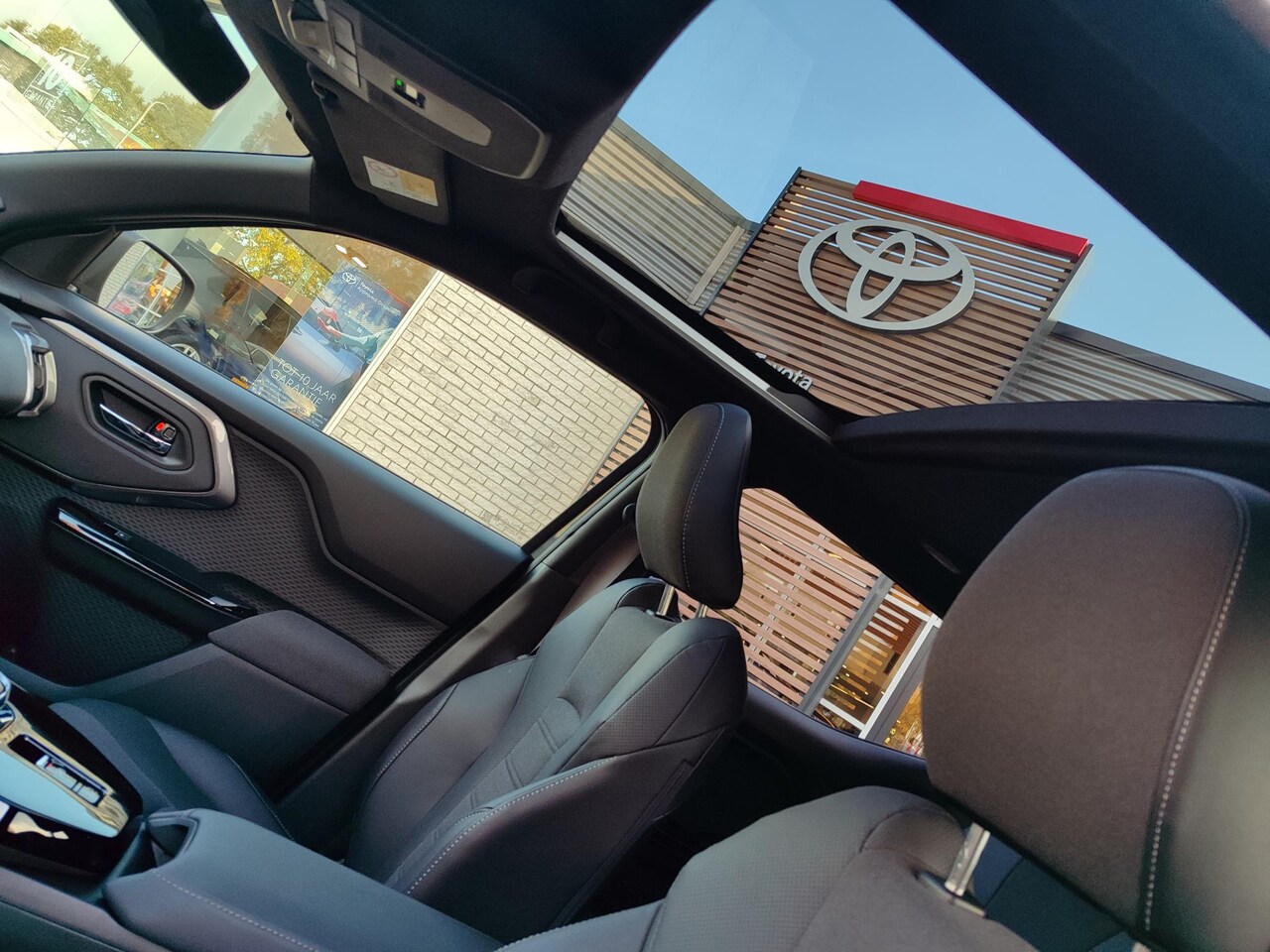 Toyota Urban Cruiser - EXECUTIVE 61 kWh NIEUW & DIRECT LEVERBAAR! JBL-AUDIO STOEL/STUURVERW PANODAK KEYLESS APPLE - AutoWereld.nl