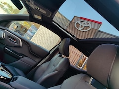 Toyota Urban Cruiser - EXECUTIVE 61 kWh NIEUW & DIRECT LEVERBAAR JBL-AUDIO STOEL/STUURVERW PANODAK KEYLESS APPLE/