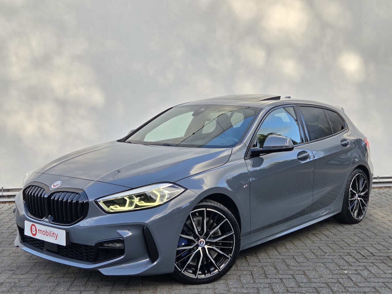 BMW 1-serie - 120i High Executive M-Sport Panoramadak M-Stoelen NL Auto! | Achteruitrijcamera | Hifi | L - AutoWereld.nl