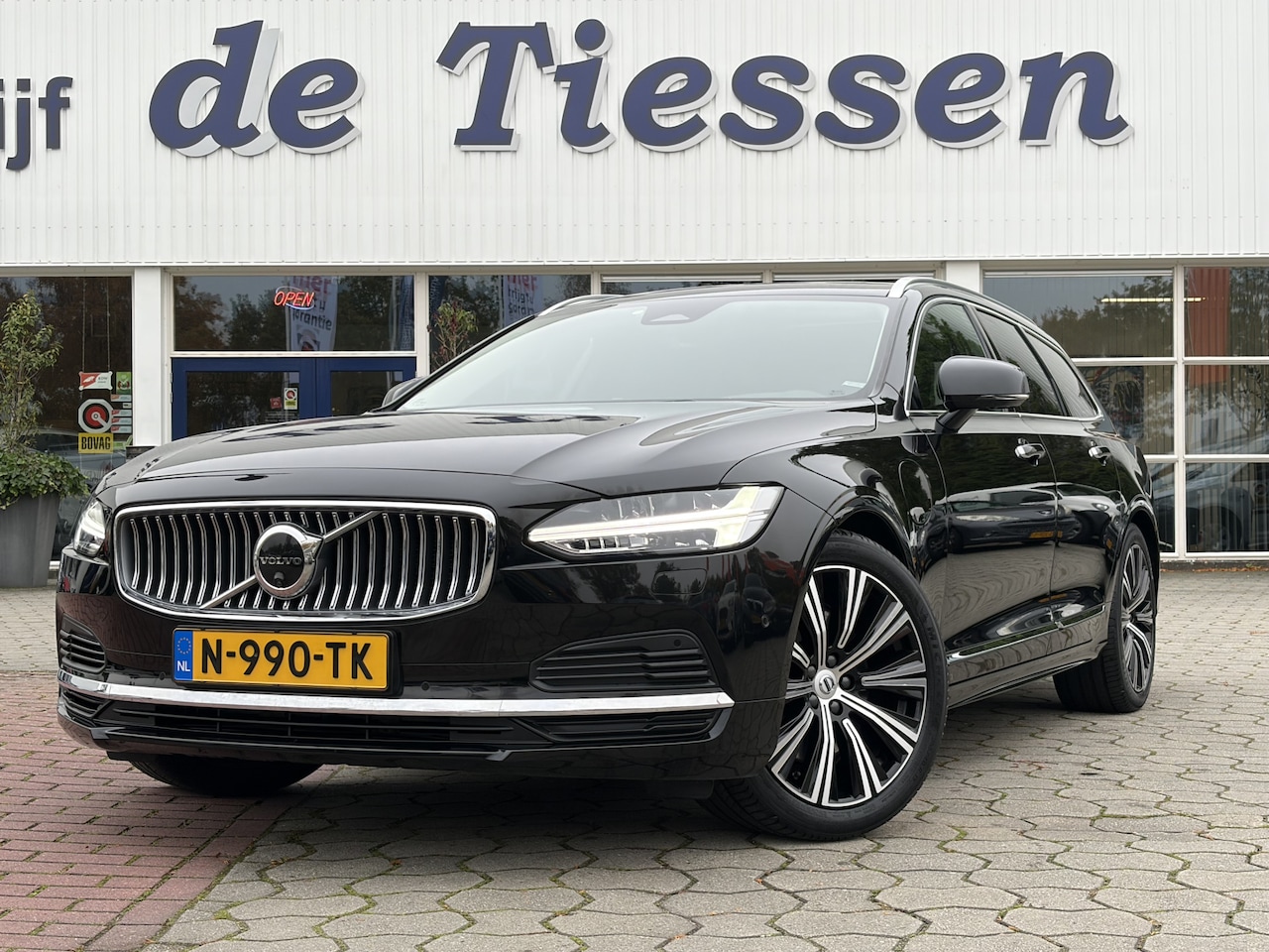 Volvo V90 - 2.0 T6 Plug-in hybrid AWD Plus Dark | Pano | 360° Camera | Trekhaak | Rijklaar met beurt & - AutoWereld.nl