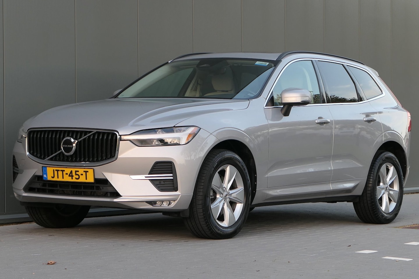 Volvo XC60 - 2.0 B5 Momentum Panorama memory Leder Stoelverwarming - AutoWereld.nl