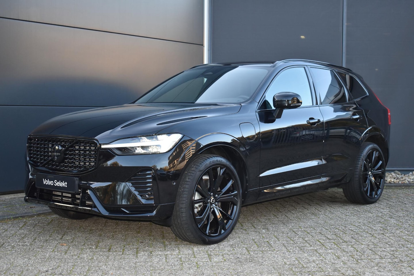 Volvo XC60 - T6 Plug-in hybrid AWD Plus Black Edition | 21 inch Lichtmetalen velgen | Harman Kardon Pre - AutoWereld.nl