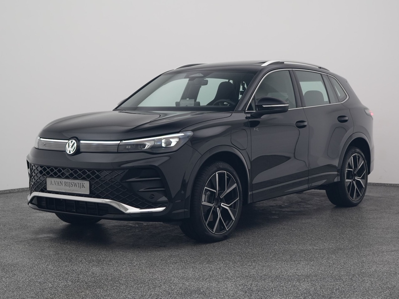 Volkswagen Tiguan - 1.5 eHybrid R-Line NEW | PANO | 360° | HUD | ADAPTIVE | STOELMASSAGE | STOEL- EN STUURVERW - AutoWereld.nl