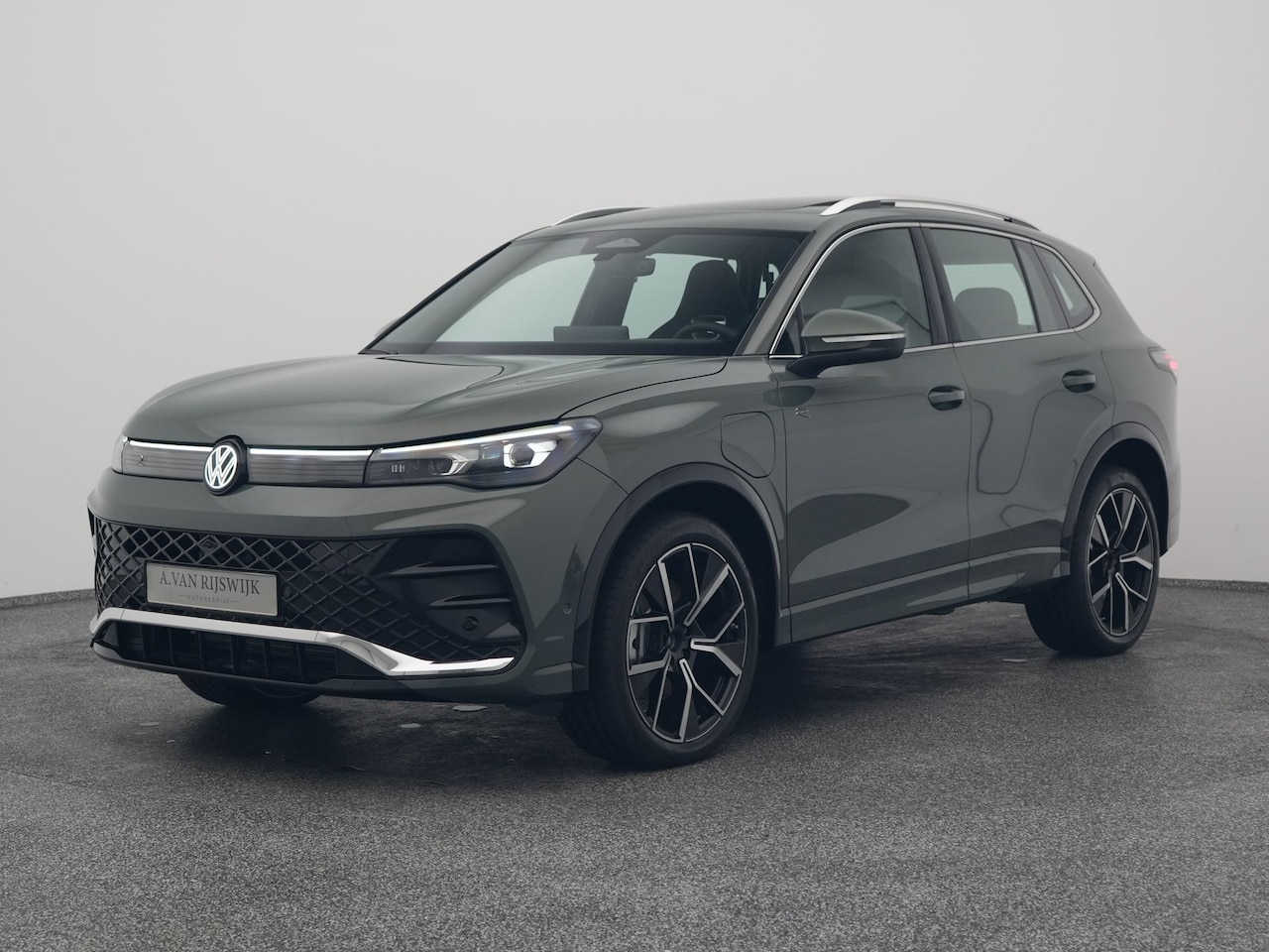 Volkswagen Tiguan - 1.5 eHybrid R-Line NEW | PANO | 360° | HUD | ADAPTIVE | STOELMASSAGE | STOEL- EN STUURVERW - AutoWereld.nl