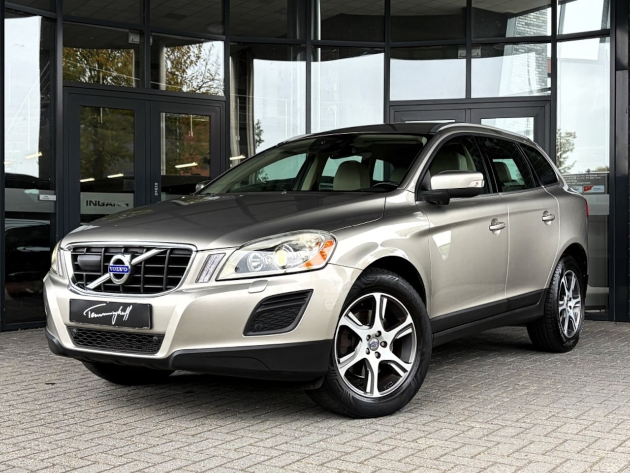 Volvo XC60 - 2.4 D5 AWD SUMMUM NAVI - LEDER - AFN. TREKH. ORG. NL - AutoWereld.nl