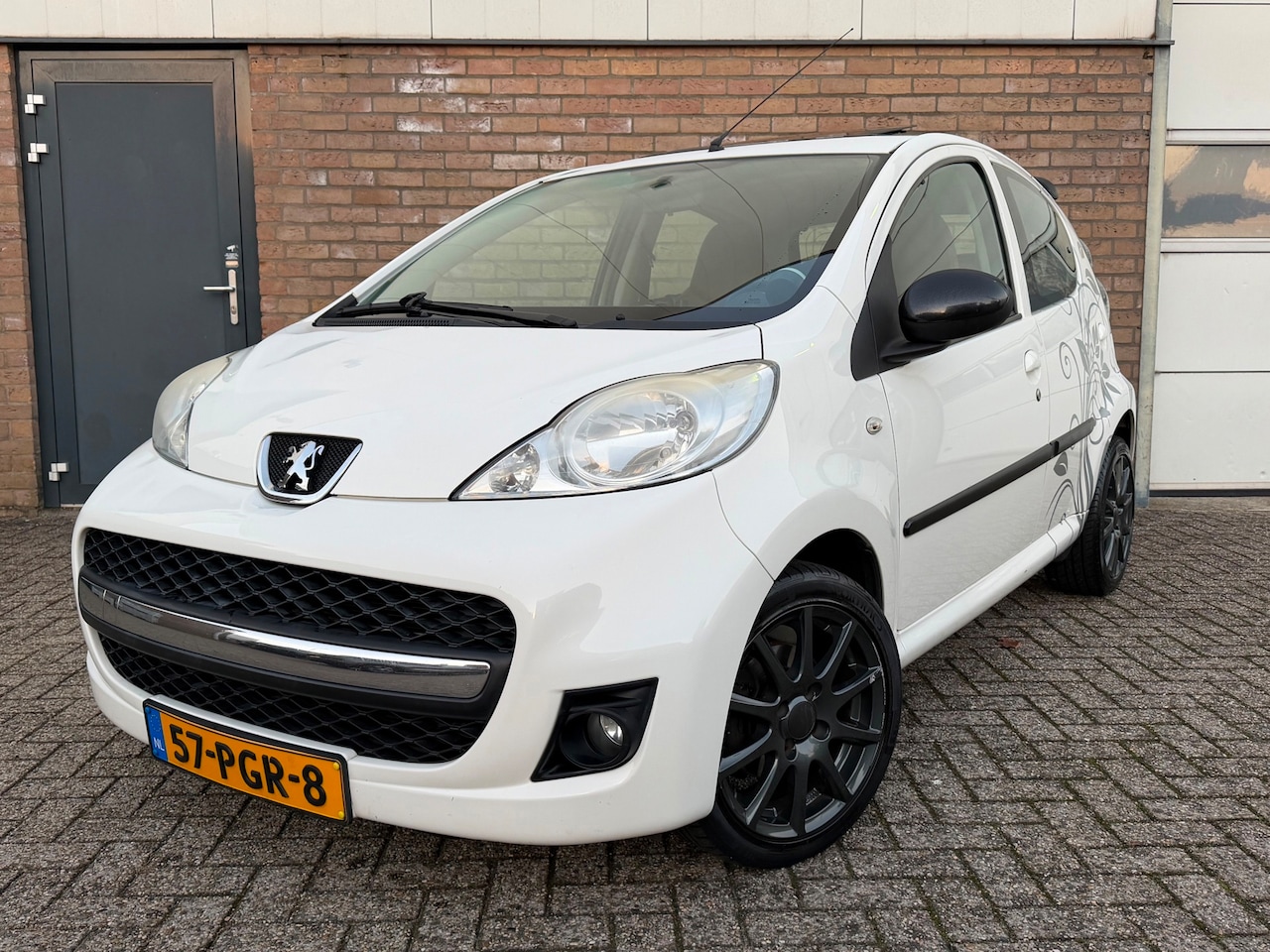 Peugeot 107 - 1.0-12V Millesim 200 LEDER/DAK/1E EIGENAAR !!! - AutoWereld.nl