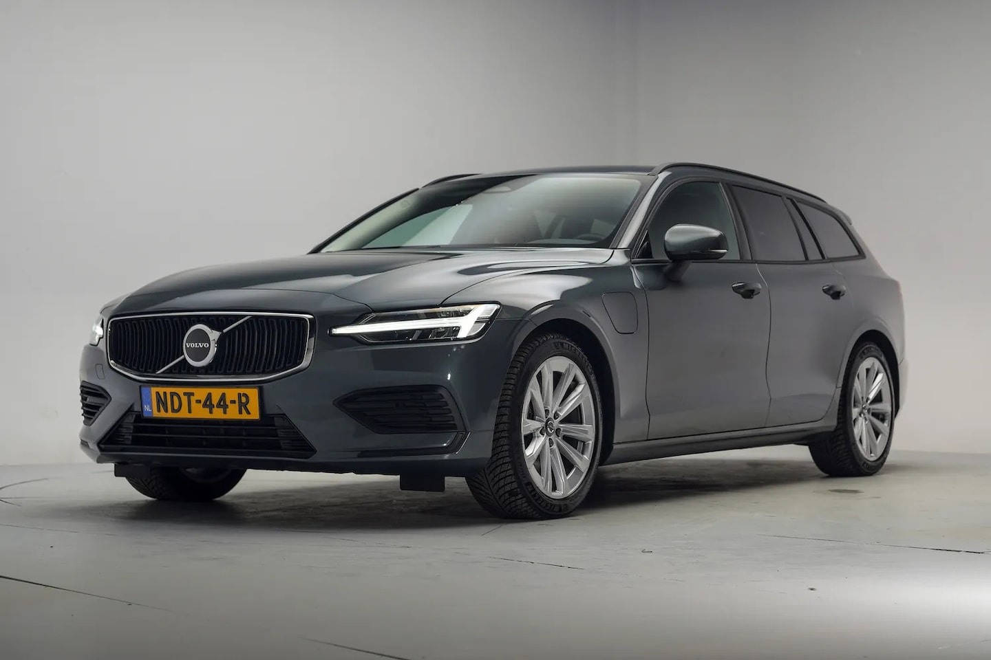Volvo V60 - 2.0 T6 AWD Recharge Core [ Apple/Android Navi Trekhaak ] - AutoWereld.nl