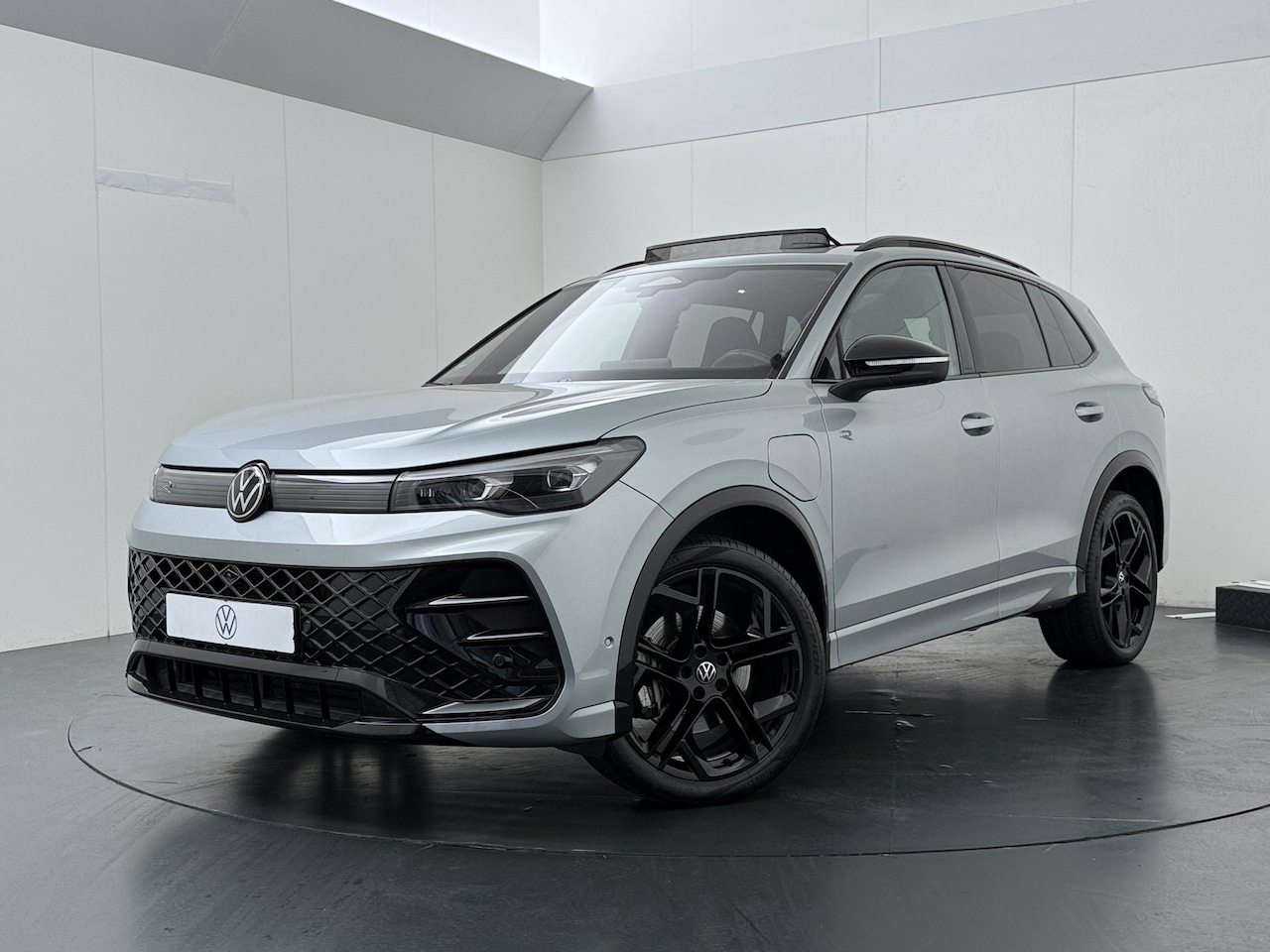Volkswagen Tiguan - 1.5 eHybrid R-Line Edition | 272 PK | SoH 99% | Trekhaak wegklapbaar | Adaptive Cruise Con - AutoWereld.nl