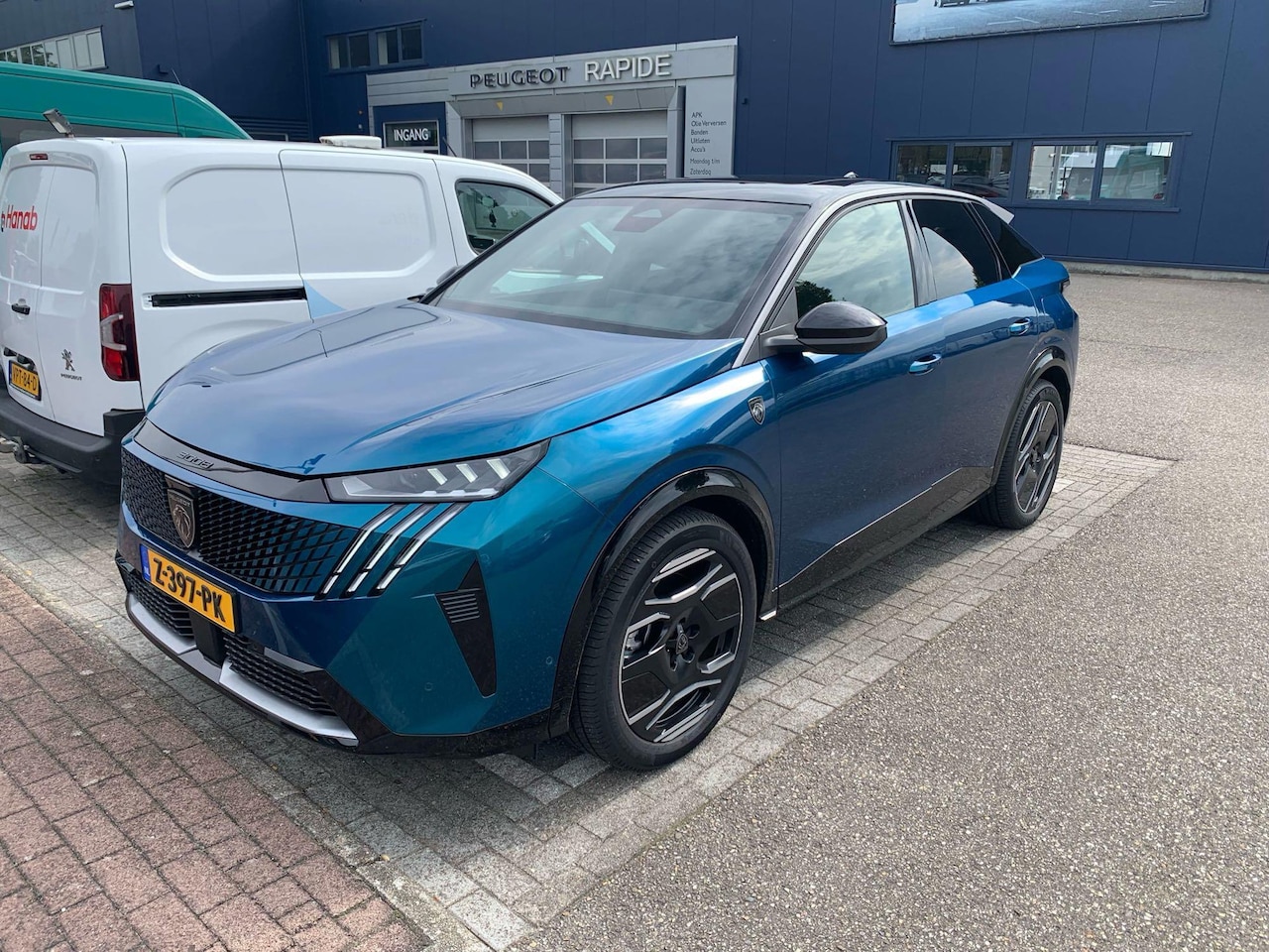Peugeot e-3008 - GT 73 kWh | Panoramadak | 360 graden camera | Adaptieve cruise control | Stoelverwarming - AutoWereld.nl