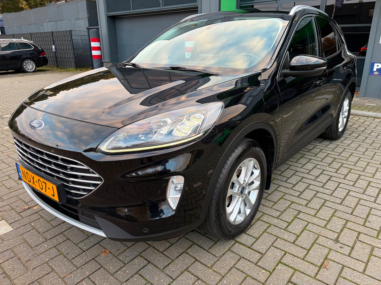 Ford Kuga - 2.5 PHEV Titanium / Automaat / Virtual Cockpit / Xenon - AutoWereld.nl