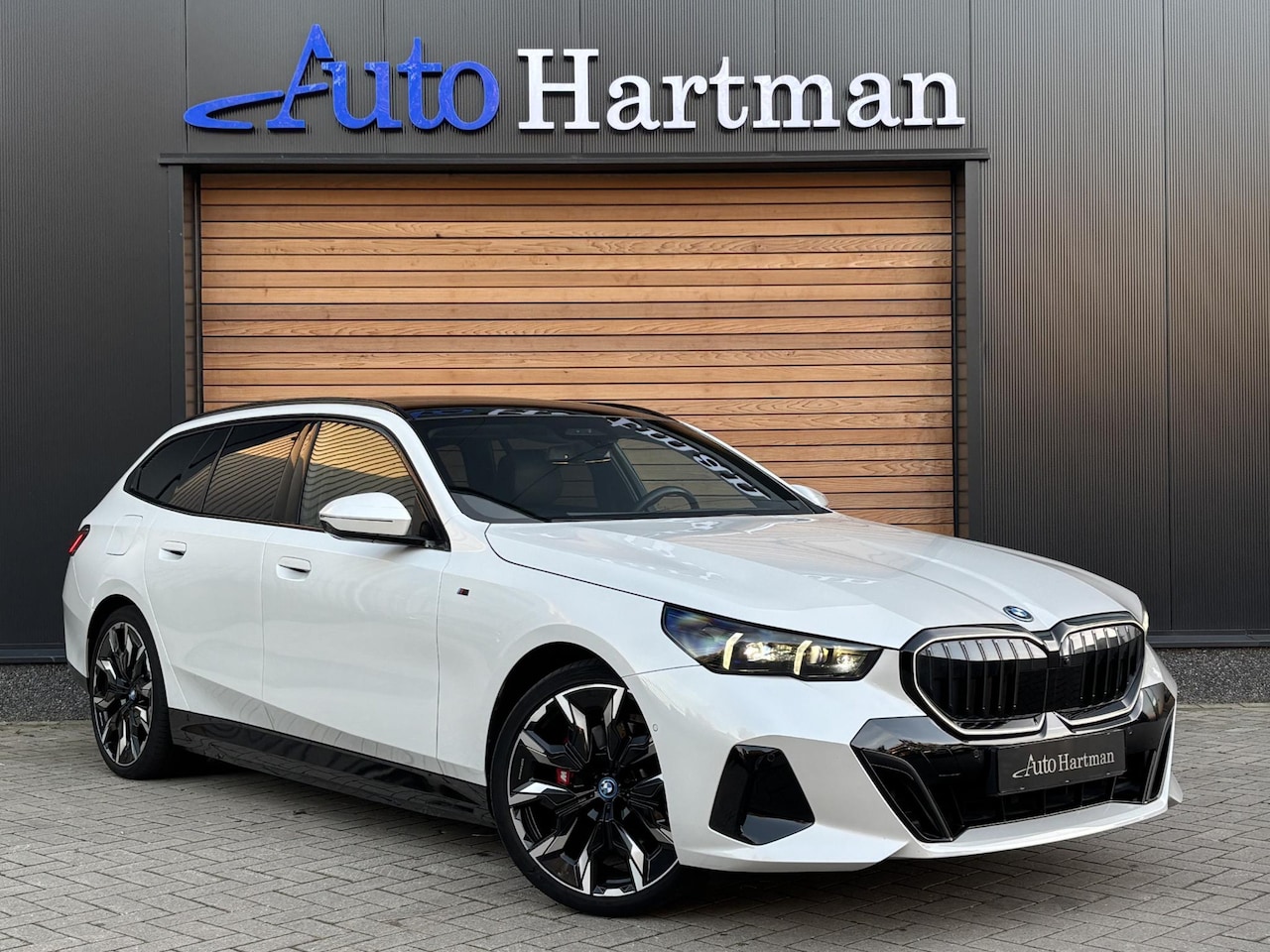 BMW 5-serie Touring - 530e M Sport Edition B&W|STOELVENT.|PANO|HEAD-UP|TREKHAAK - AutoWereld.nl
