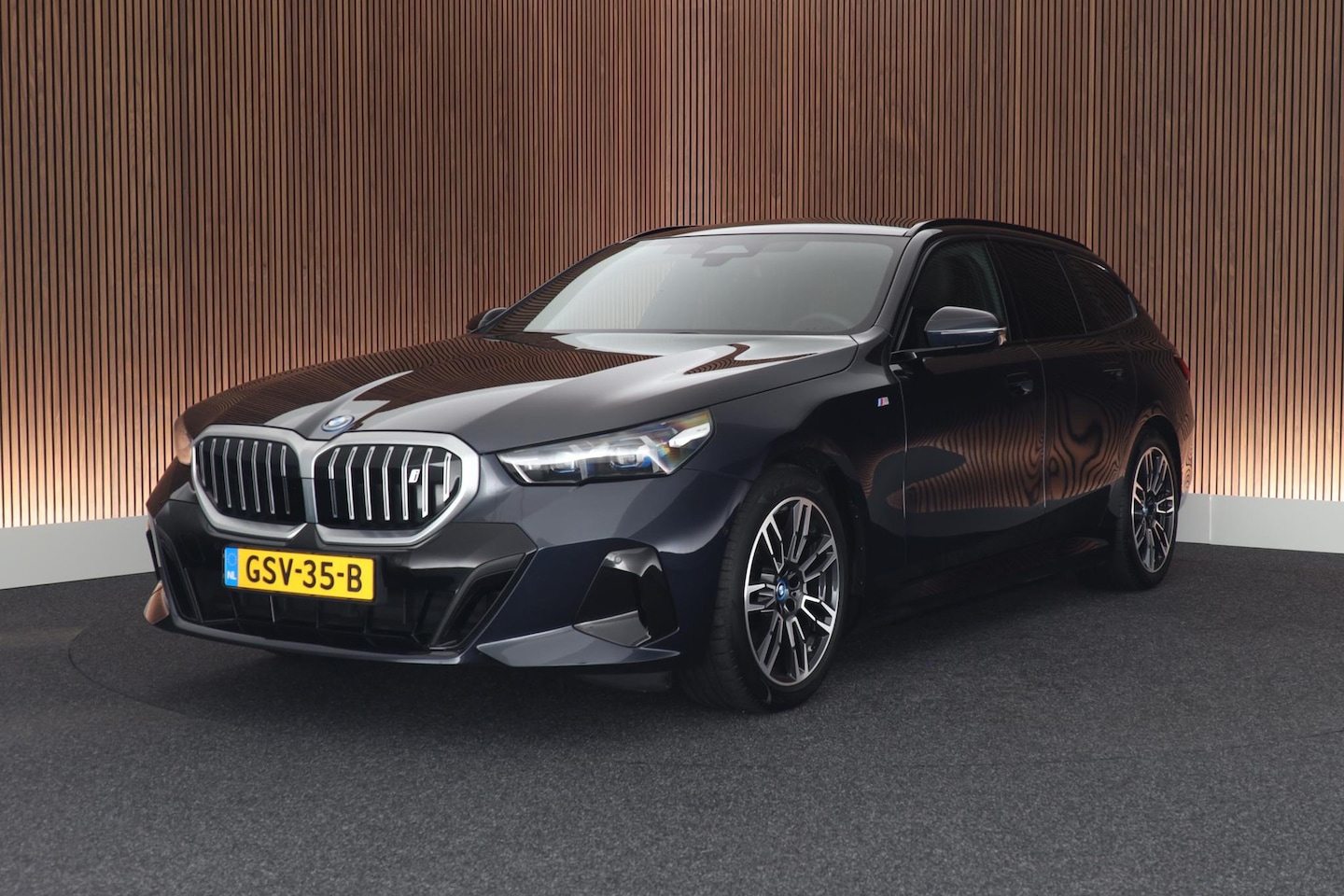 BMW i5 Touring - eDrive40 M Sport Edition 340pk 84 kWh SOH 97% Trekhaak Stoelverwarming Camera Leder LED Na - AutoWereld.nl