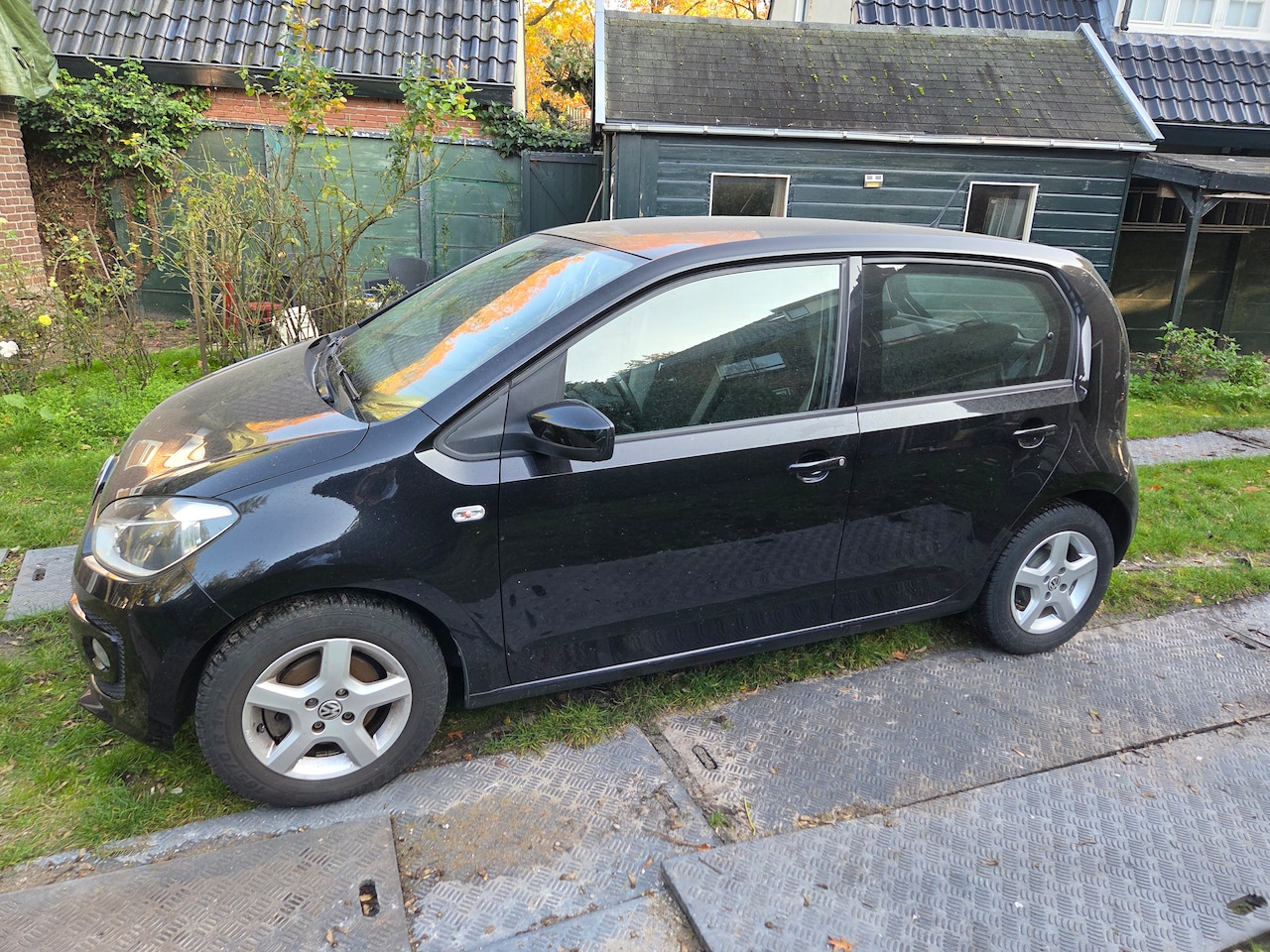 Volkswagen Up! - 1.0 high up! BlueMotion Volkswagen Up! BlueMotion – 5-deurs – 86.747 km – Airco & Cruisecontrol - AutoWereld.nl