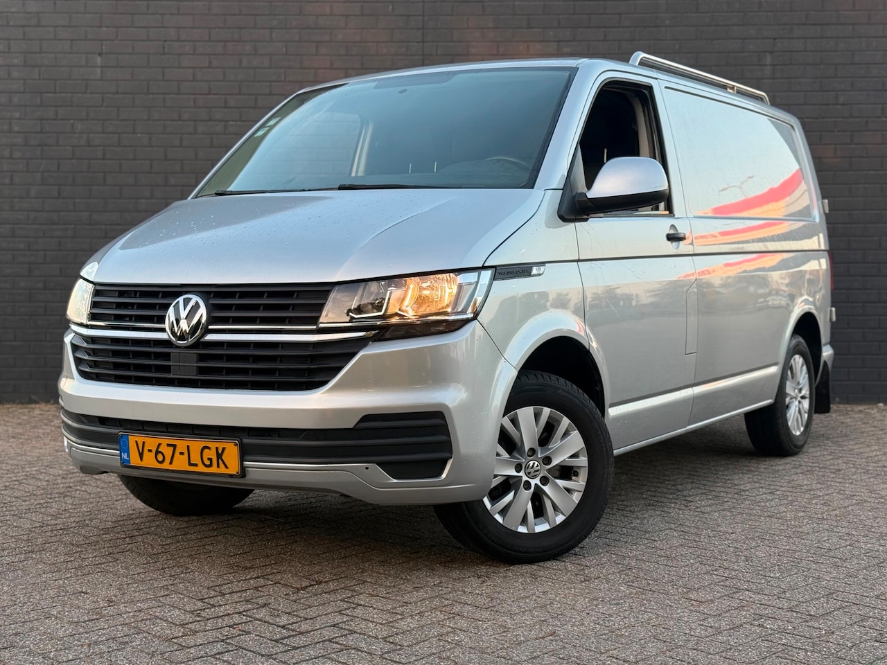 Volkswagen Transporter - 2.0 TDI T6.1 150PK Automaat Highline Navi Leer Pdc - AutoWereld.nl