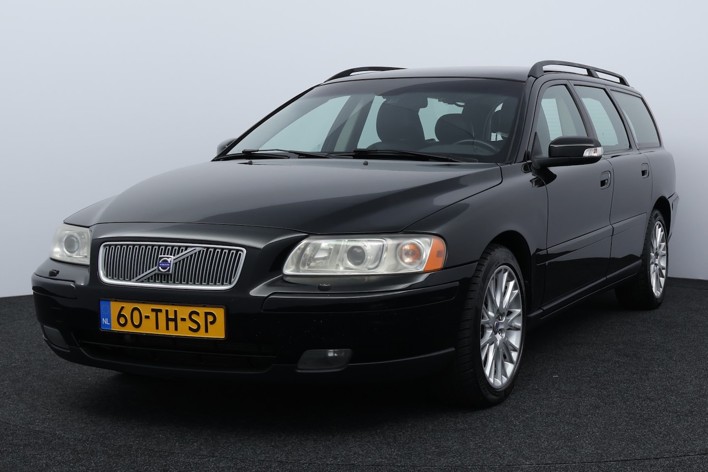 Volvo V70 - 2.0T Edition II Sport/ D-Riem verv: 337.000 KM!/ Trekhaak/ Navi/ Bi-Xenon/ Stoelverw./ Led - AutoWereld.nl