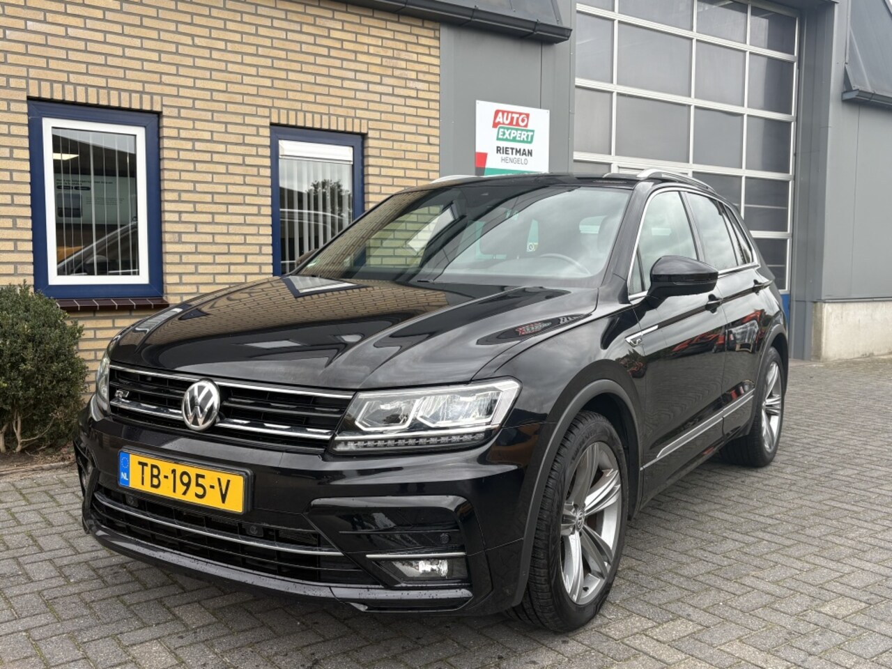 Volkswagen Tiguan - 1.4 TSI Highl. Bns R CARPLAY | STOELVERW | R-LINE | NAP - AutoWereld.nl