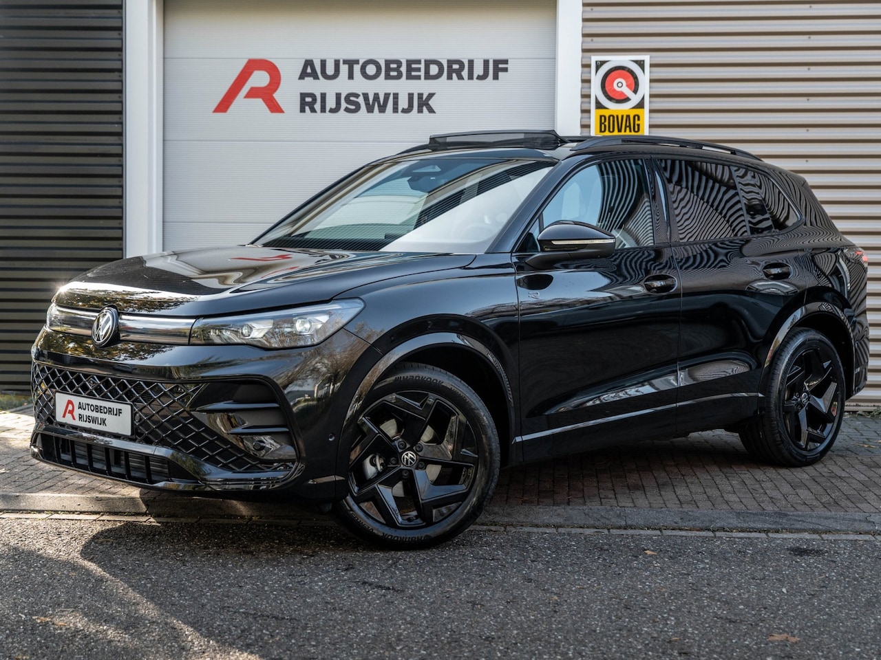 Volkswagen Tiguan - 1.5 eTSI R-Line Edition Pano/360/Matrix/Massage - AutoWereld.nl