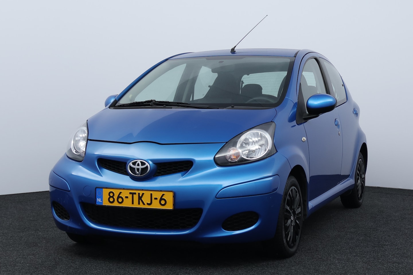 Toyota Aygo - 1.0-12V Comfort Navigator/ 5-Drs/ Airco/ C.V. Afstand/ Elek. Ramen/ Isofix/ Deelbare achte - AutoWereld.nl