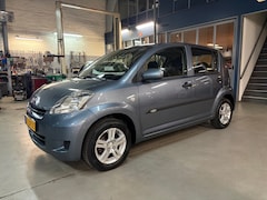 Daihatsu Sirion 2 - 1.0-12V Premium Airco | Lm velgen | elektr. ramen | Nieuwe APK | BAP | Rijklaar prijs
