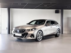 BMW i5 Touring - eDrive40 84 kWh | M Sport Pro | Glazen Panoramadak | Harman Kardon | Iconic Glow | Trekhaa