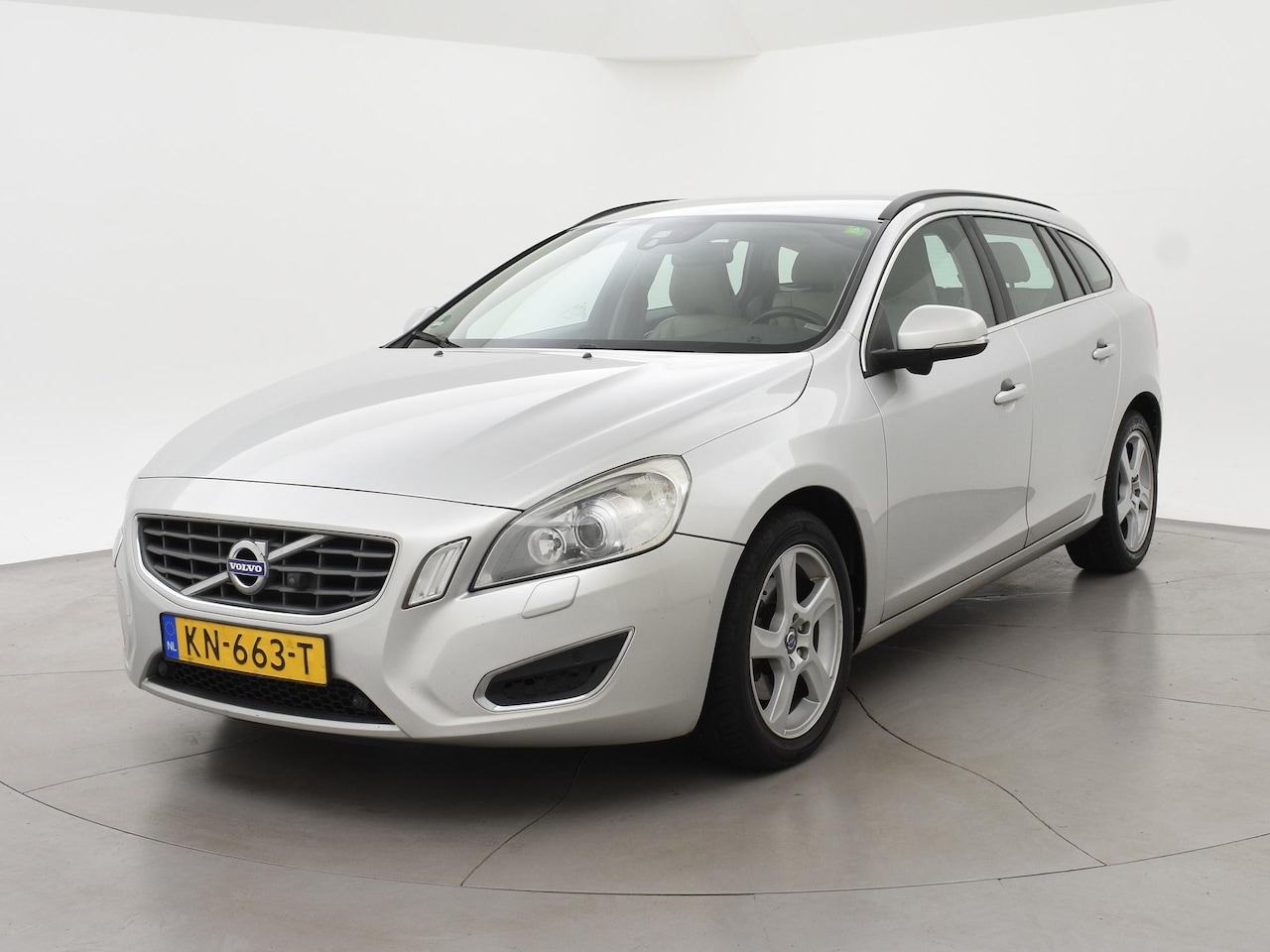 Volvo V60 - 2.0 D4 163 PK 5-CILINDER SUMMUM + LEDER | XENON | TREKHAAK | STOELVERW. | NAVIGATIE - AutoWereld.nl
