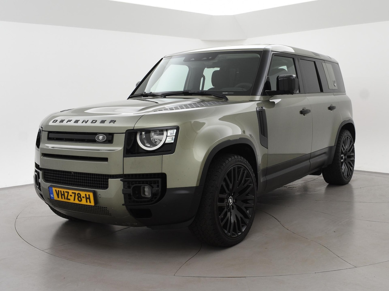 Land Rover Defender 110 - 3.0 6-CILINDER DIESEL D200 GRIJS KENTEKEN HERITAGE | 3-ZITS | 22 INCH | LUCHTVERING | 360 - AutoWereld.nl