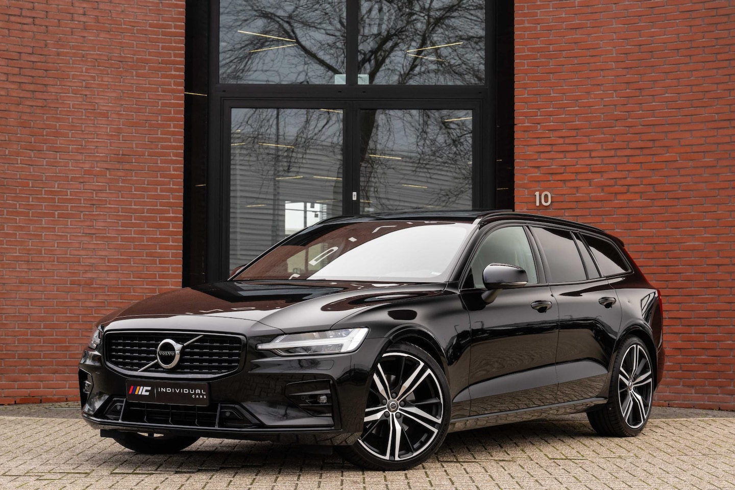 Volvo V60 - 2.0 B4 R-Design Pano Camera Harman/Kardon 20'' - AutoWereld.nl