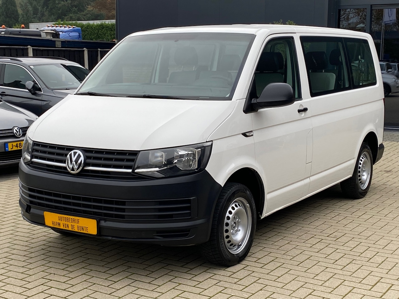 Volkswagen Transporter - 2.0 TDI L2H1 9 PERSOONS NIEUWSTAAT AIRCO LEER ELEKTR PAKKET - AutoWereld.nl