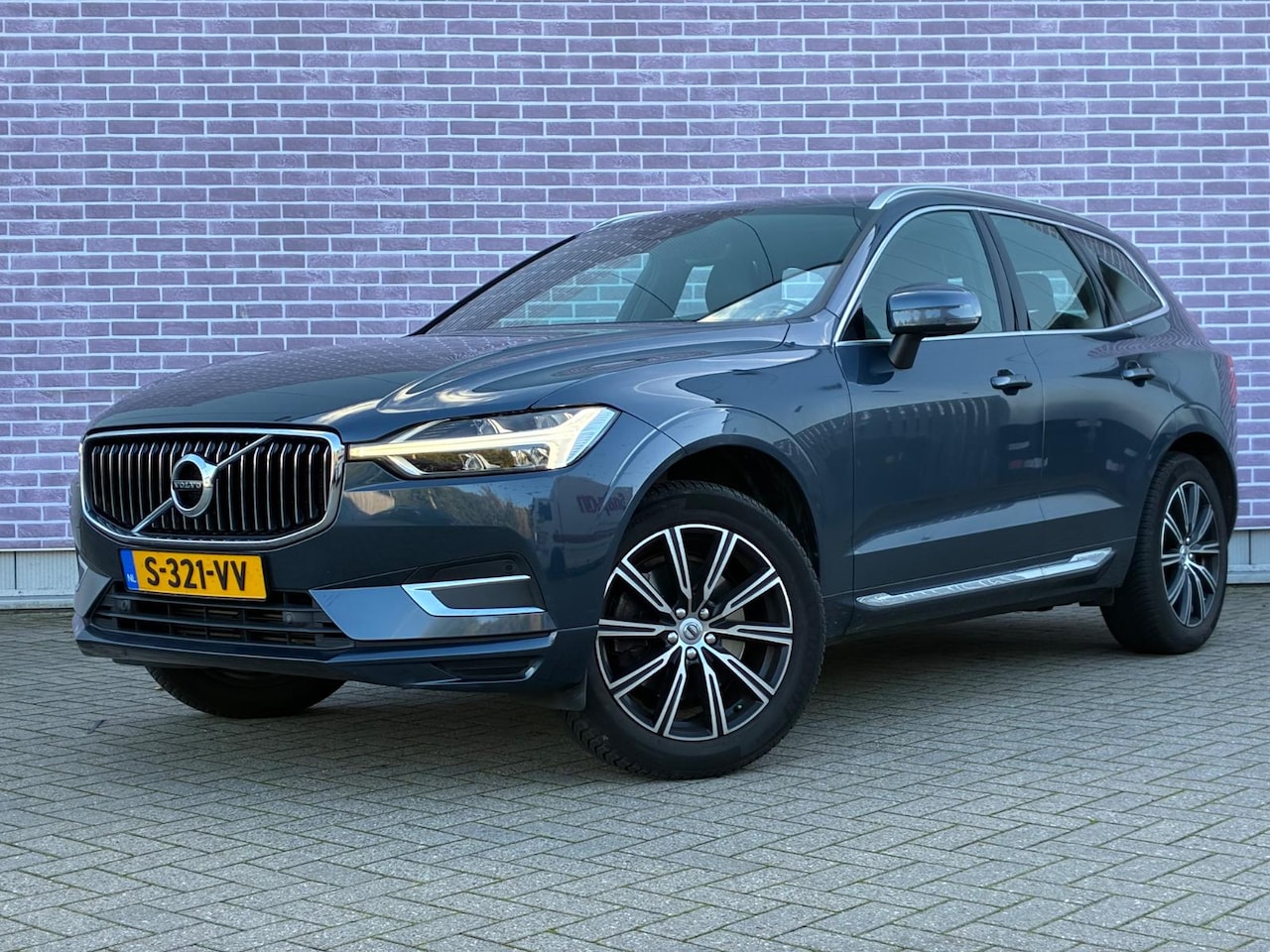 Volvo XC60 - 2.0 T4 Inscription | Trekhaak | Achteruitrijcamera | Parkeersensoren | Elektrische Achterk - AutoWereld.nl