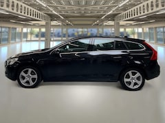 Volvo V60 - 1.6 T3 Momentum Garantie, Trekhaak, Navigatie, PDC