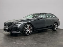 BMW i5 Touring - eDrive40 M Sport Edition 84 kWh | M Sport Pro | Trekhaak | Panoramadak | Innovation | Trav