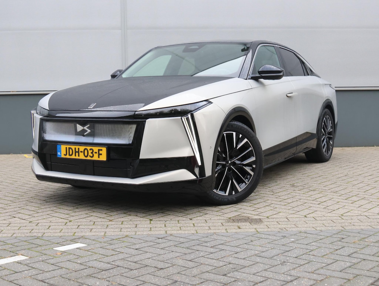 DS No 8 - Étoile 74 kWh | Tot 8 jaar garantie | Schuifdak | Focal Elektra 3D HiFi | Nekverwarming - AutoWereld.nl