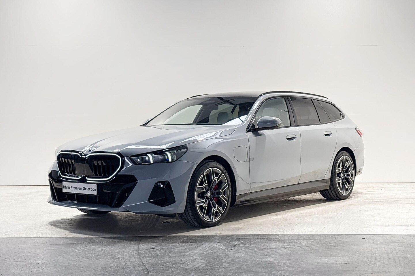 BMW 5-serie Touring - 550e xDrive - M-Sport Pro - AutoWereld.nl