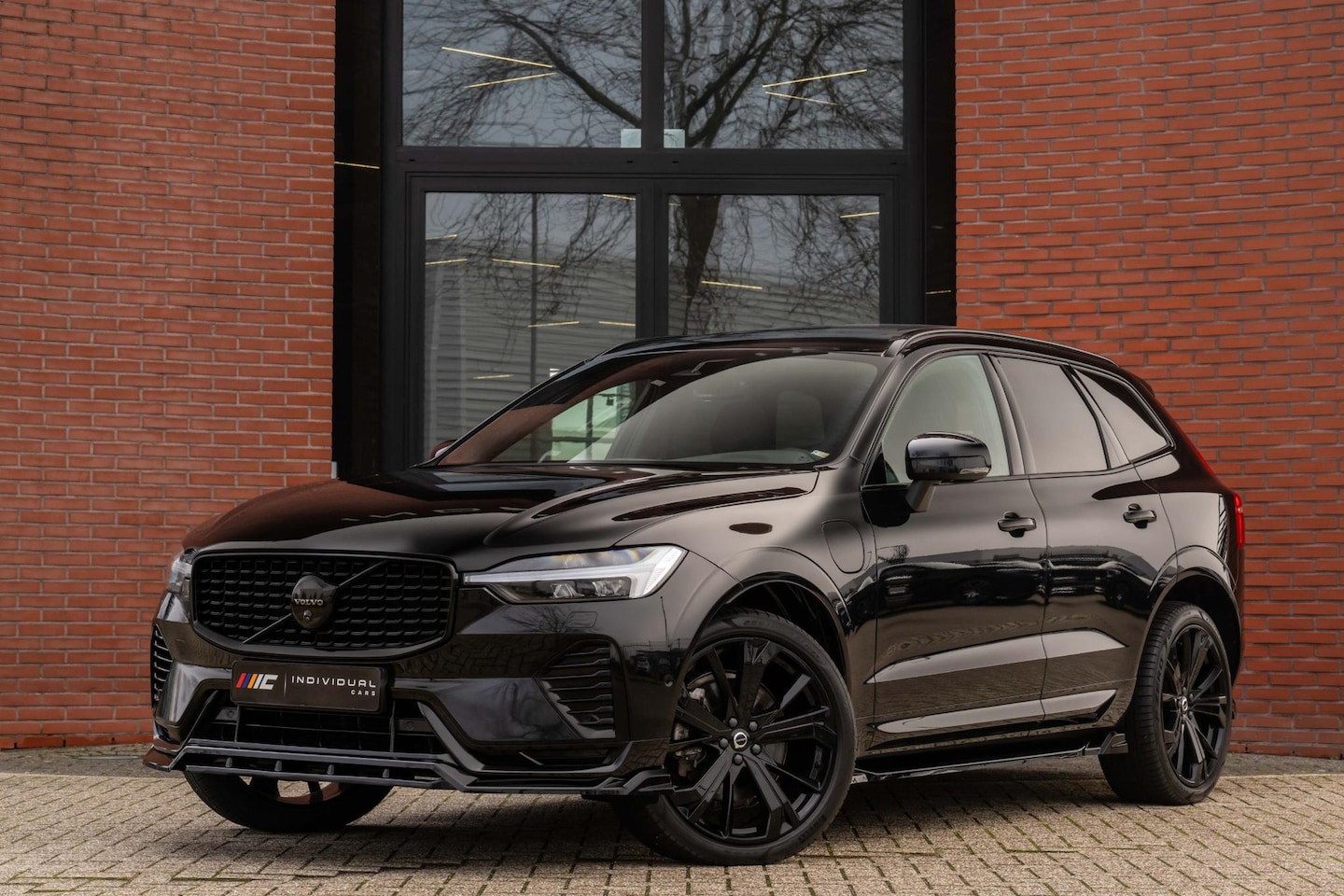 Volvo XC60 - 2.0 T6 AWD Black Edition Pano 360° Bodykit H/K - AutoWereld.nl