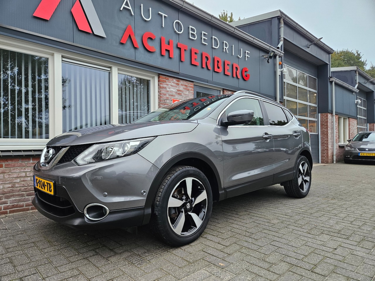Nissan Qashqai - 1.2 N-Connecta Trekhaak! Camera! Panoramadak! Mooie/Nette Auto! Airco/Clima! Cruise Contro - AutoWereld.nl