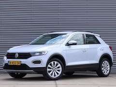 Volkswagen T-Roc - 1.5 TSI Style Automaat *Navigatie*Parkeersens.*Stoelverw