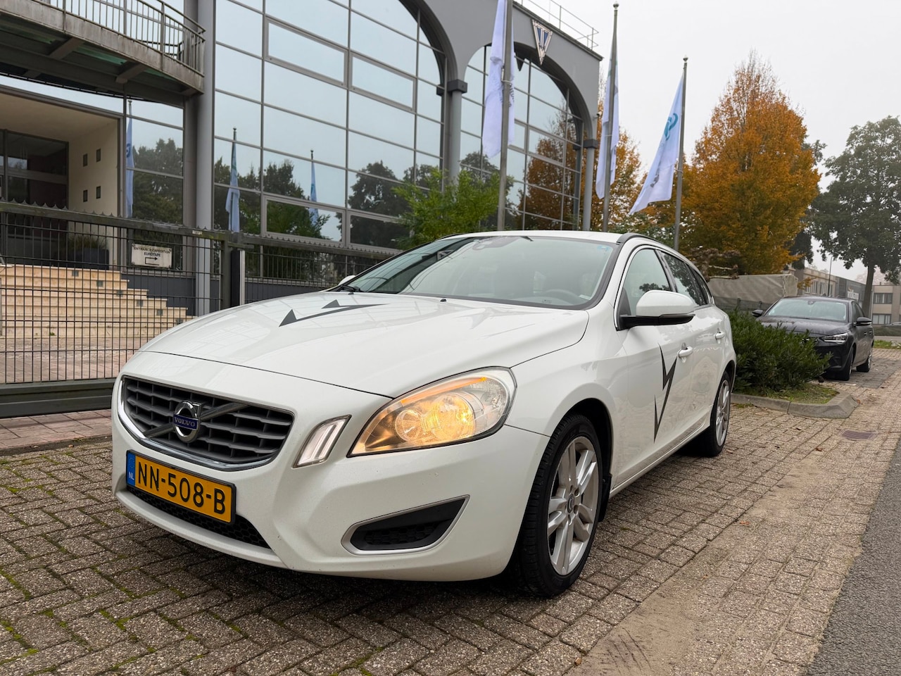 Volvo V60 - 2.0 D3 R-Design 6 versnel.,navi,leer,nw apk - AutoWereld.nl