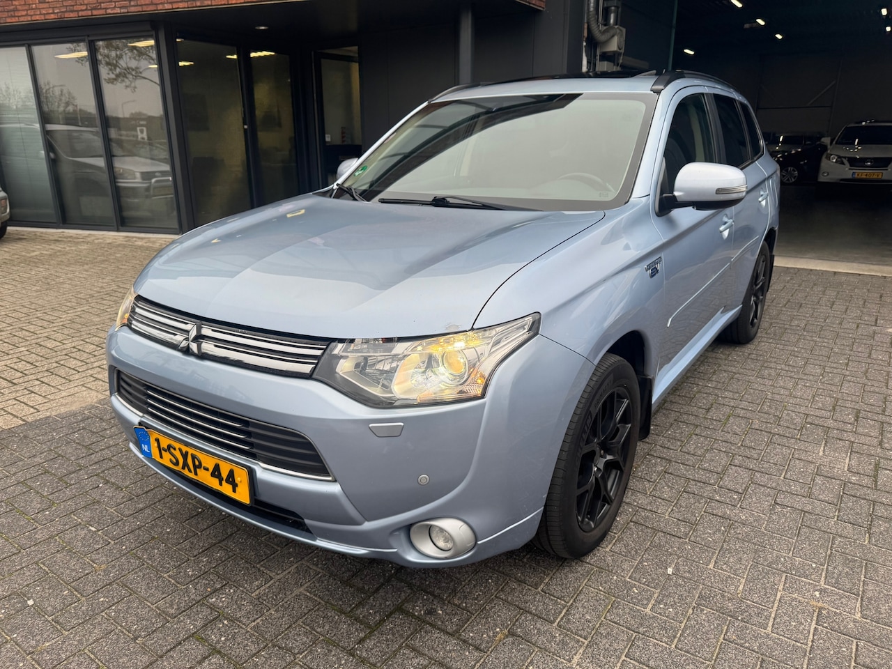 Mitsubishi Outlander - 2.0 PHEV instyle S DAK LEDER CAMERA TREKHAAK STOELVERW ORIG NL NAP - AutoWereld.nl