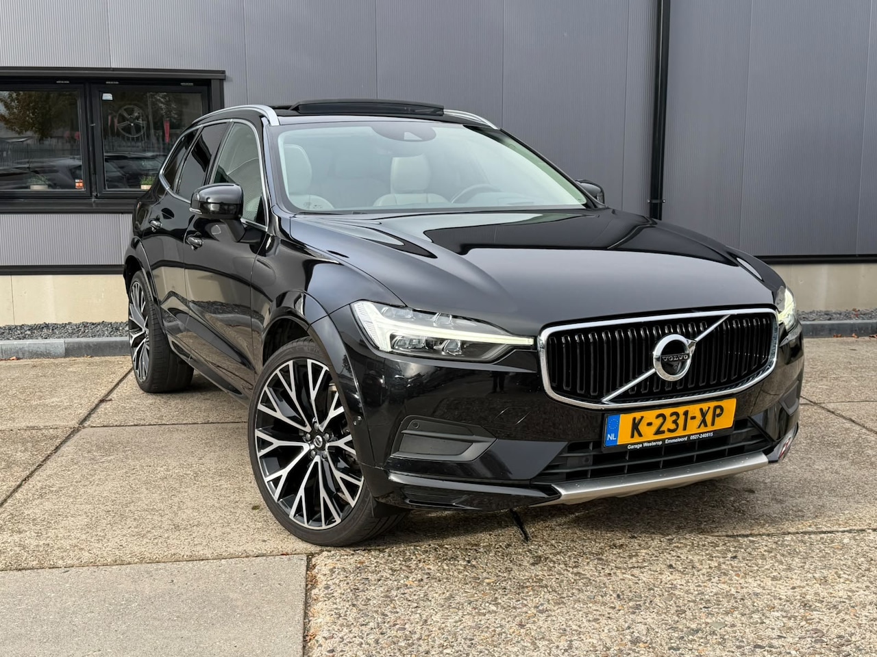Volvo XC60 - 2.0 B5 Momentum Exclusive / trekhaak / panorama / navi / winterpack - AutoWereld.nl