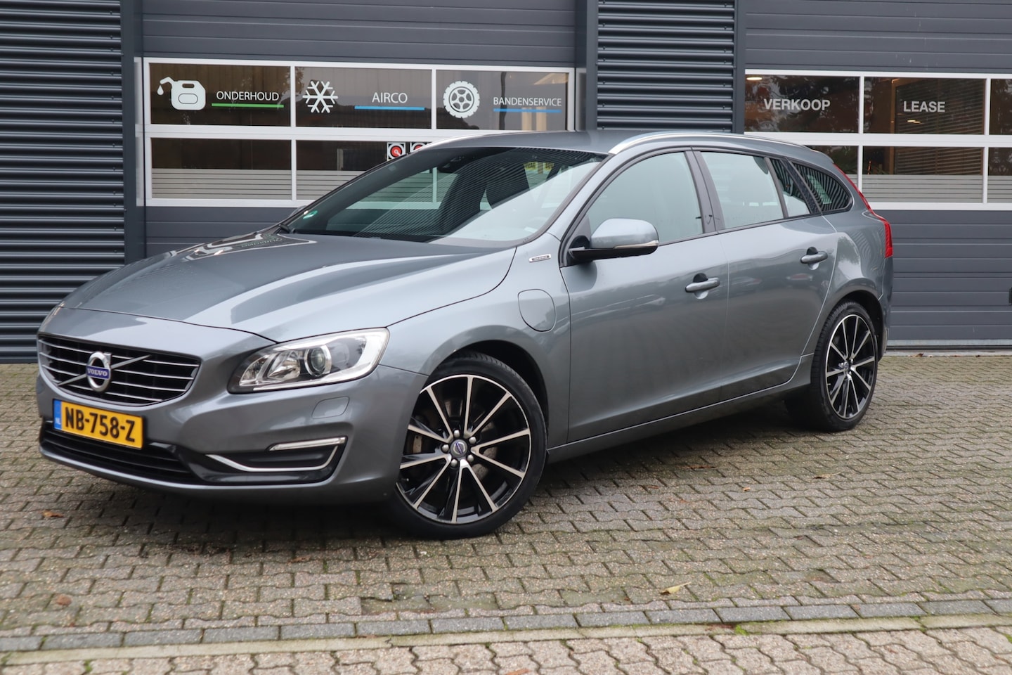 Volvo V60 - 2.4 D5 Twin Engine Special Edition 2.4 D5 Twin Engine Special Edition - AutoWereld.nl