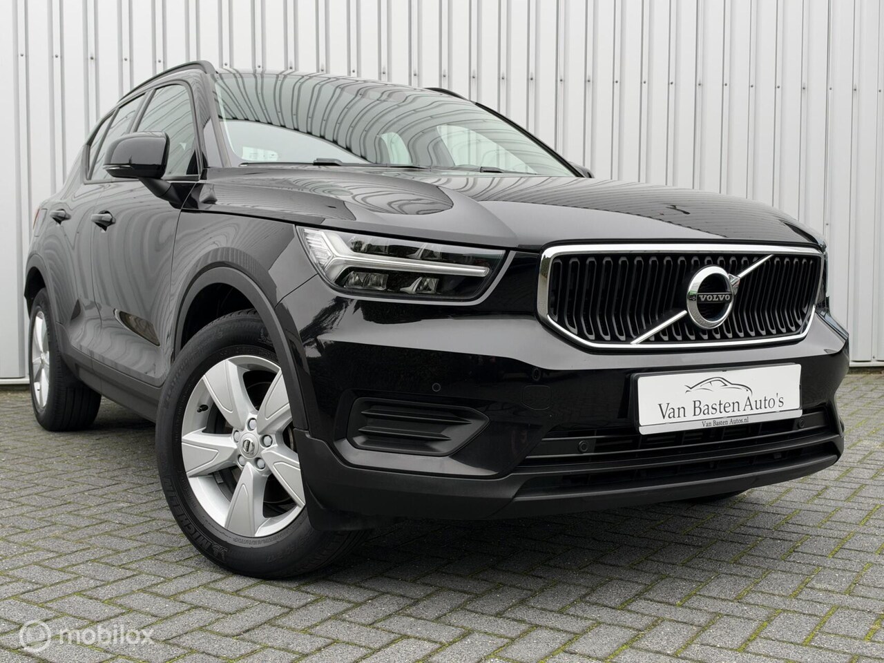 Volvo XC40 - 2.0 T4 Momentum | Aut | 190pk | Dealer | Trekhaak | 1e eigenaar | Apple Carplay / Android - AutoWereld.nl