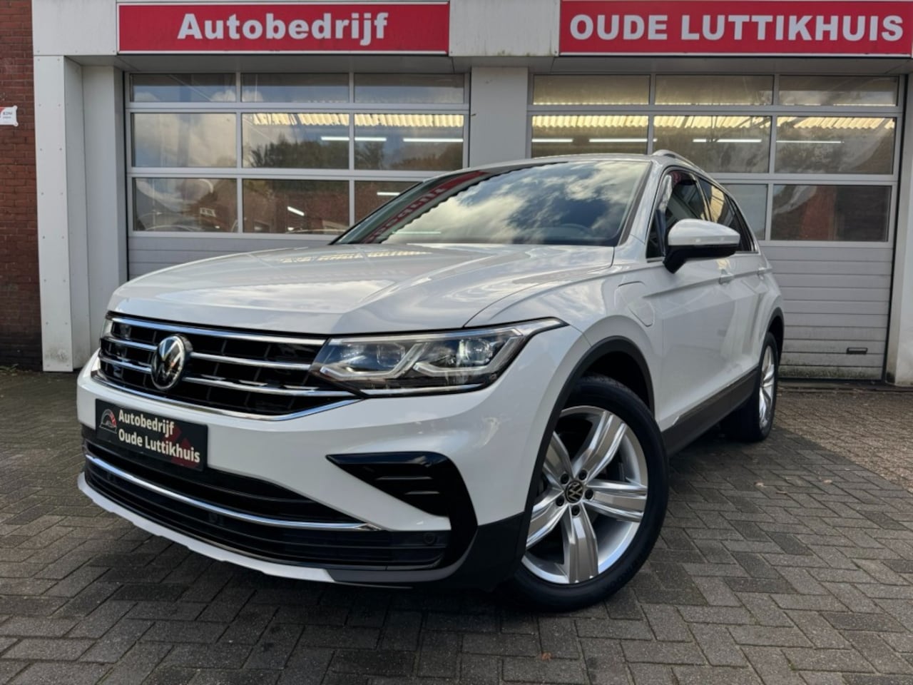 Volkswagen Tiguan - 1.4TSI eHybrid 245PK Elegance IQ-Light Virtual Camera ACC Trekhaak Navi - AutoWereld.nl